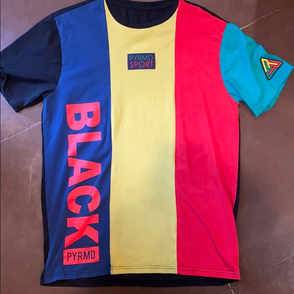 Black Pyrmd multicolor tee